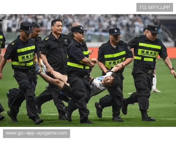 那不勒斯加埃塔诺闪电突破低射破门,点燃球迷热情!