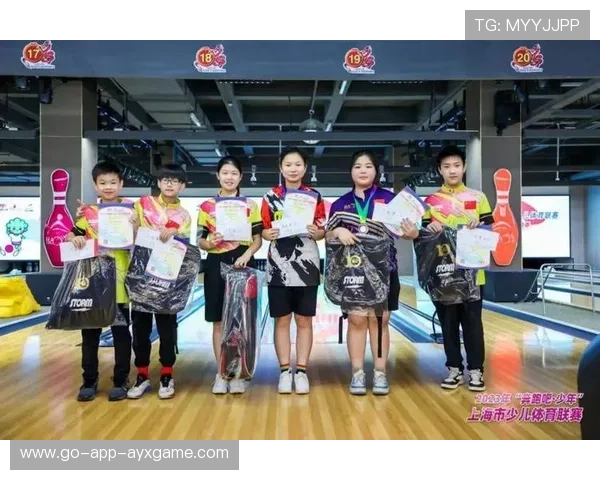 保龄球少年破满分纪录，引来大量媒体关注