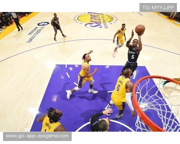 詹姆斯关键盖帽点燃全场，湖人趁势反推