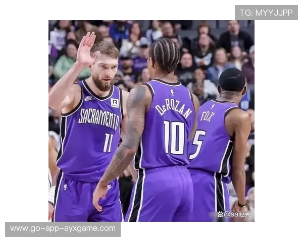 国王萨博尼斯外线定点投三分，手感火热！