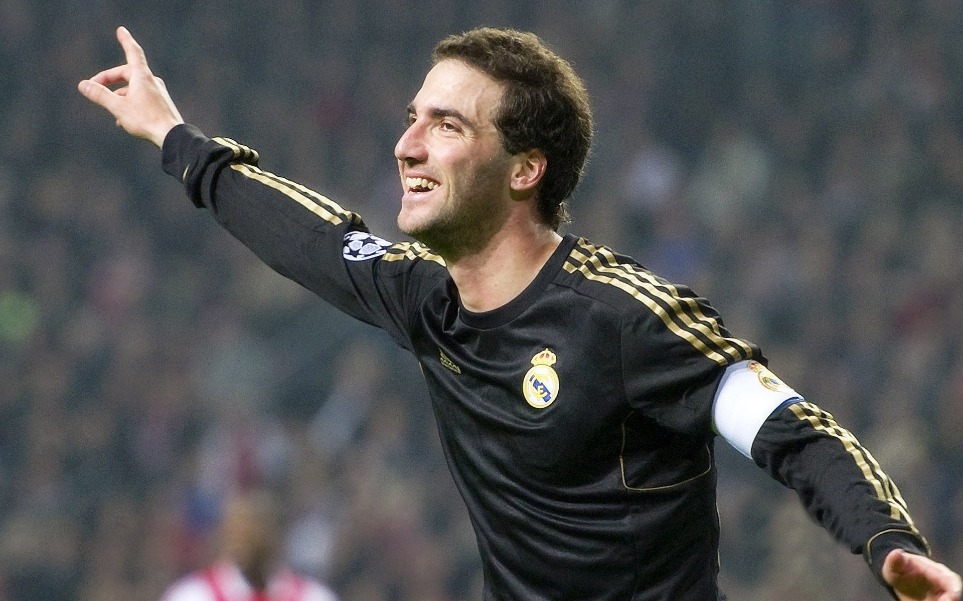 “中超豪门引援策略升级，目标直指联赛冠军”，中超豪车